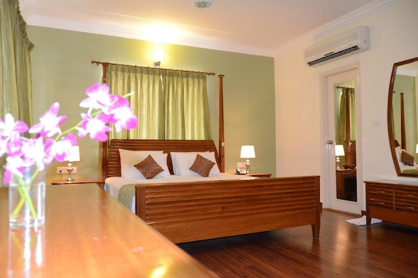 Individuell eingerichtet, Schreibtisch, laptopgeeigneter Arbeitsplatz