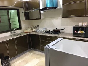 Fridge, microwave, stovetop, cookware/dishes/utensils