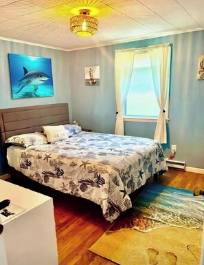 3 bedrooms, free WiFi, bed sheets - SeaStar Beach House 
Close Walk To Ocean 
Private Beach Access (Old Saybrook)
