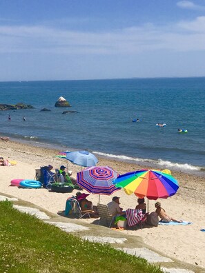 بالقرب من الشاطئ، كراسي للتشمس، مناشف للشاطئ