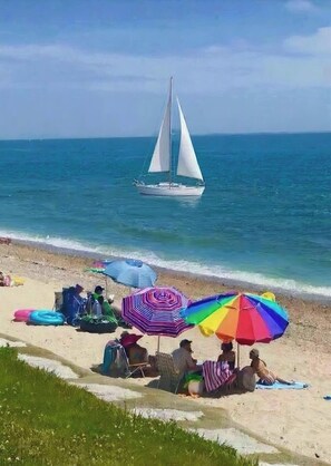 Vlak bij het strand, ligstoelen aan het strand