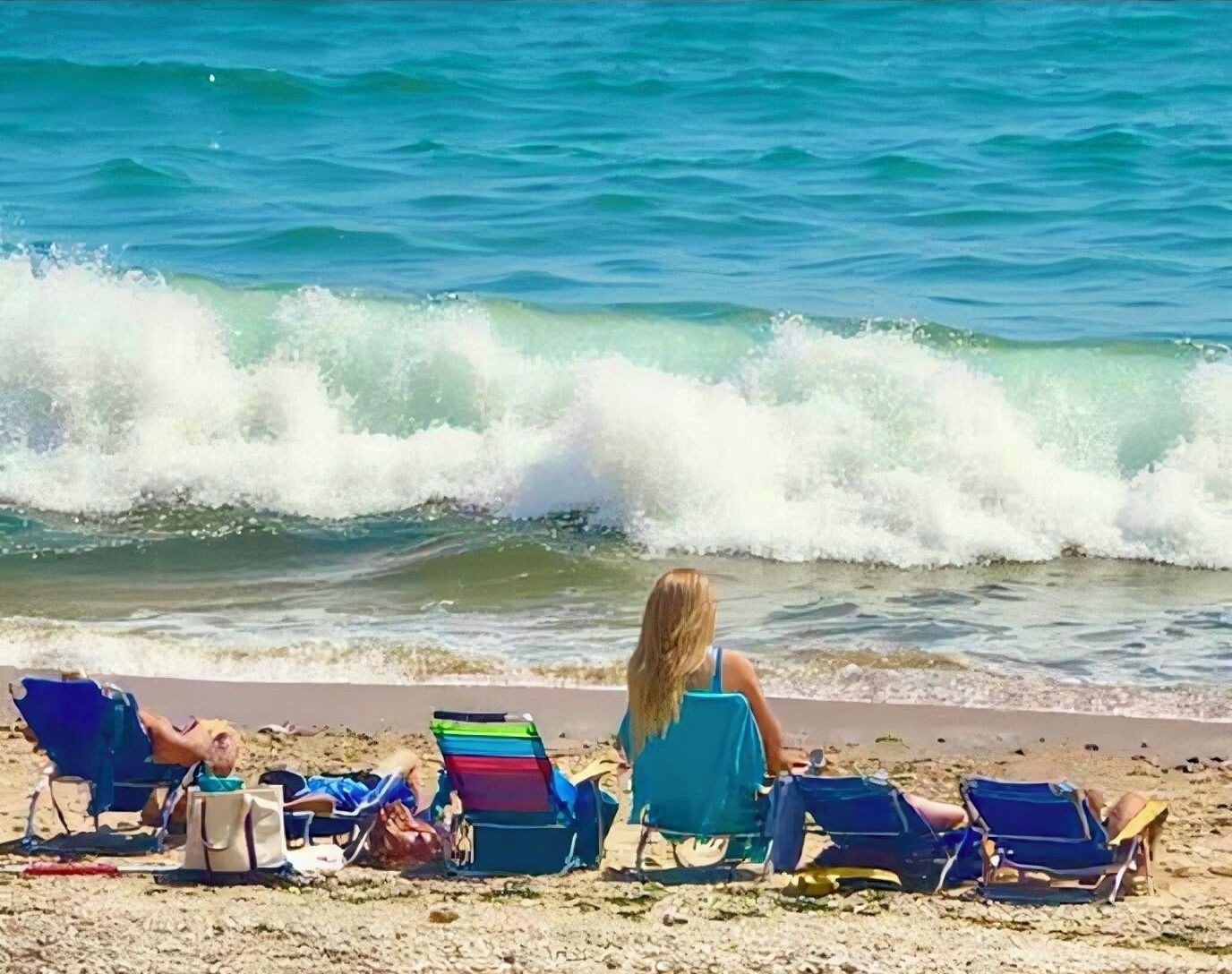 Vlak bij het strand, ligstoelen aan het strand, strandlakens