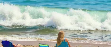 Vlak bij het strand, ligstoelen aan het strand, strandlakens