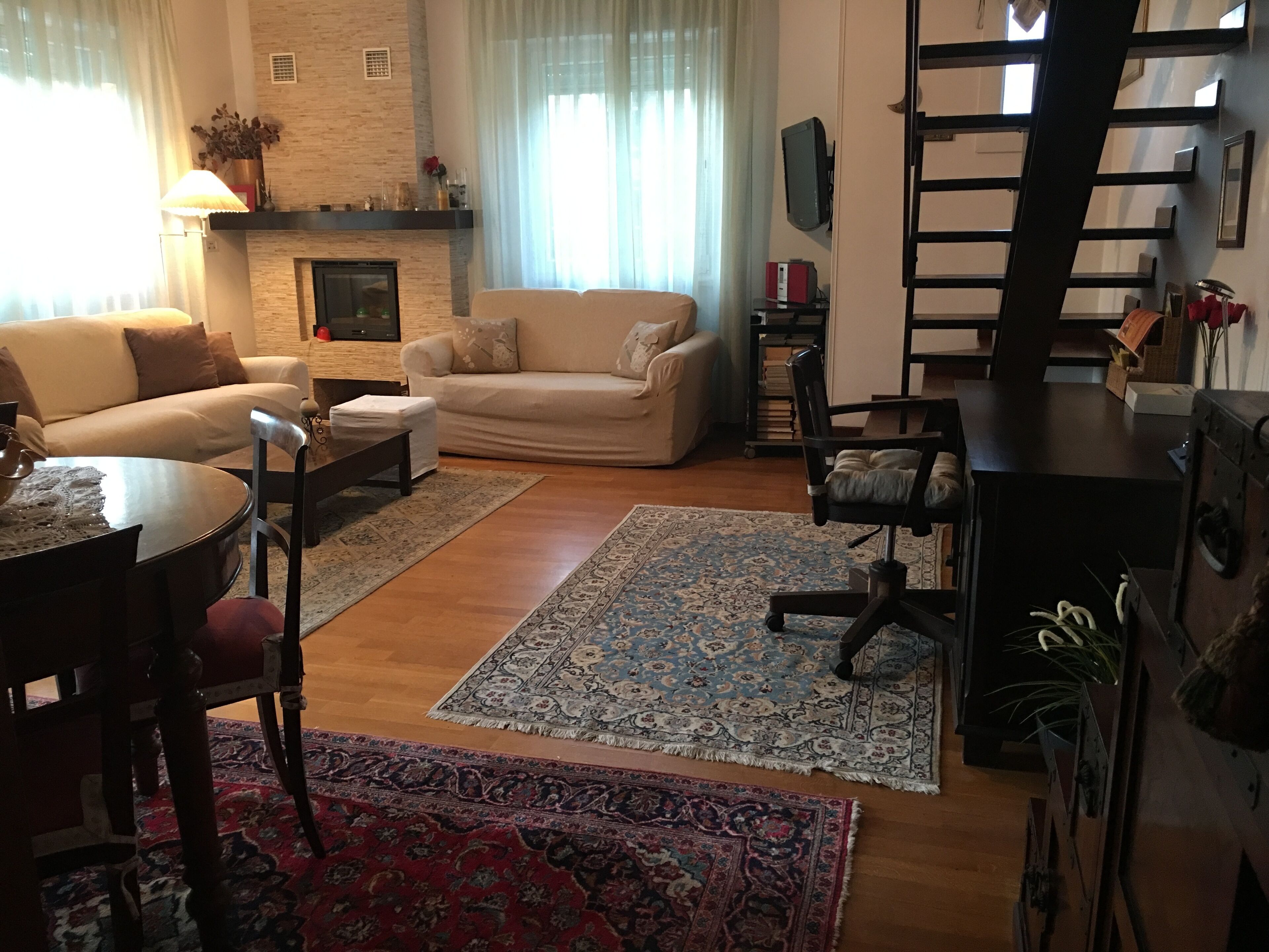 Télévision, cheminée, livres