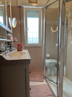 Douche, sèche-cheveux, bidet, serviettes fournies