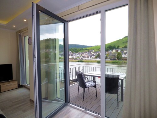 Mit Balkon und Moselblick an Moselpromenade, Moselsteig und Mosel Radweg gelegen