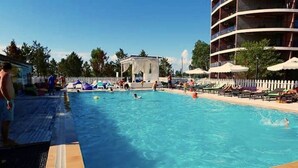 Seasonal outdoor pool, pool umbrellas, pool loungers - Eden Garden by Mgzavrebi (Batumi)