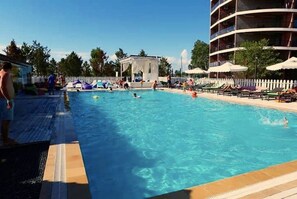 สระว่ายน้ำกลางแจ้งเปิดตามฤดูกาล, ร่มริมสระว่ายน้ำ, เก้าอี้อาบแดดริมสระ