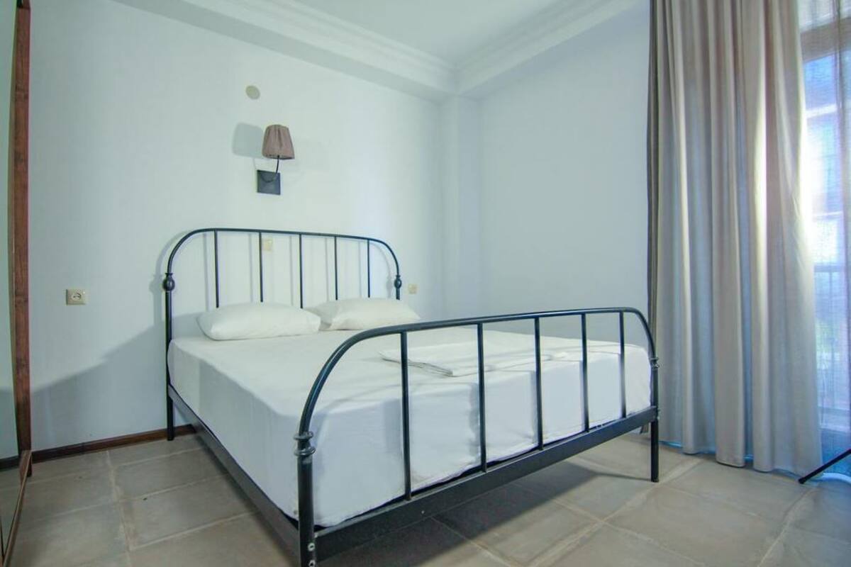 Apartamento, 2 habitaciones | Espacio para trabajar con un portátil, cortinas opacas, wifi gratis