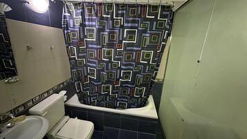 Habitación de lujo | Baño | Ducha, artículos de higiene personal gratuitos y toallas