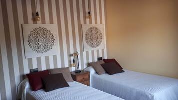 4 bedrooms, iron/ironing board, WiFi, bed sheets