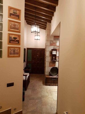 المنشأة من الداخل