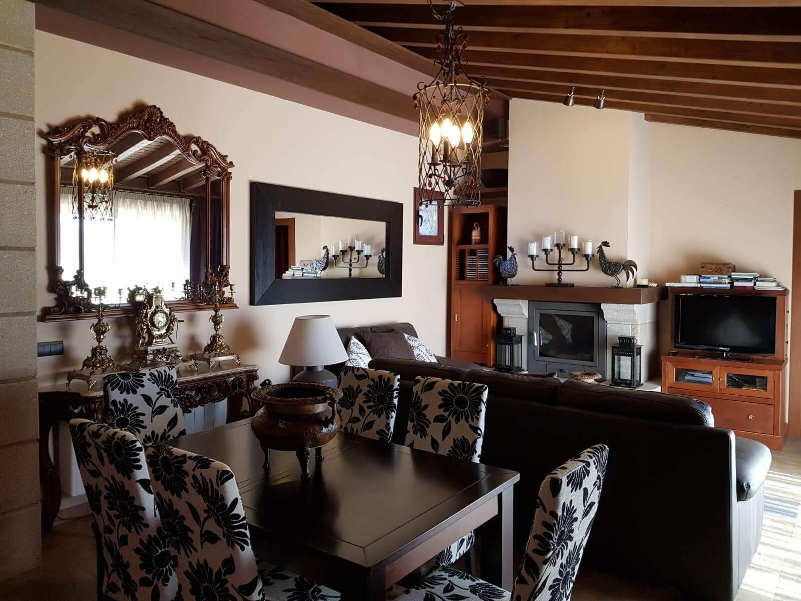 Fernseher, Kamin, Bücher, Musikbibliothek