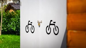 Una puerta con el símbolo de una bicicleta, que indica un establecimiento amigable para ciclistas.