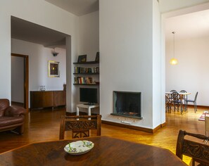 Apartamento, 5 quartos, vista para o mar | Área de estar | TV de tela plana