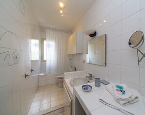 Apartment, 2 Bedrooms | Bathroom - Migliarina Garden (La Spezia)