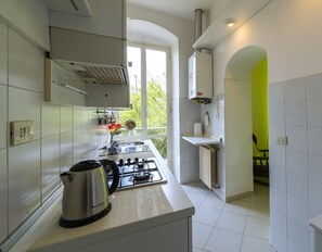 アパートメント 2 ベッドルーム | 専用キッチン | 大型冷蔵庫、コンロ、調理器具と食器