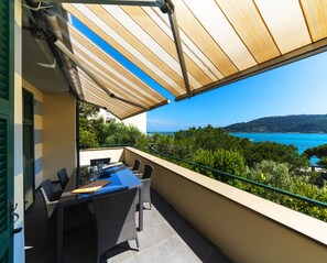 Leilighet, 3 soverom, terrasse, sjøutsikt | Terrasse/patio
