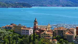 Une ville côtière avec des bâtiments, une église et un port de plaisance.