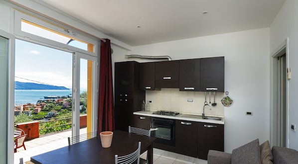 Apartment, 1 Bedroom, Terrace, Sea View | In-room dining