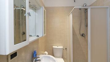 Apartment, 1 Schlafzimmer, Terrasse, Meerblick | Badezimmer | Dusche, Haartrockner, Bidet, Handtücher