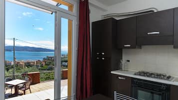 Apartment, 1 Schlafzimmer, Terrasse, Meerblick | Eigene Küche | Großer Kühlschrank, Herdplatte, Kochgeschirr/Geschirr/Besteck