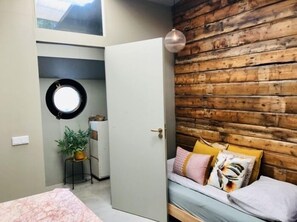 City Apartment | 2 bedrooms, Select Comfort beds, iron/ironing board, free WiFi - Houseboat Tante Piet (Amsterdam)
