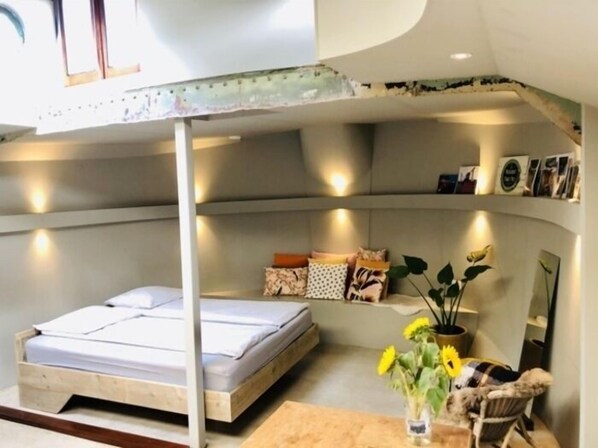 City Apartment | 2 bedrooms, Select Comfort beds, iron/ironing board, free WiFi - Houseboat Tante Piet (Amsterdam)