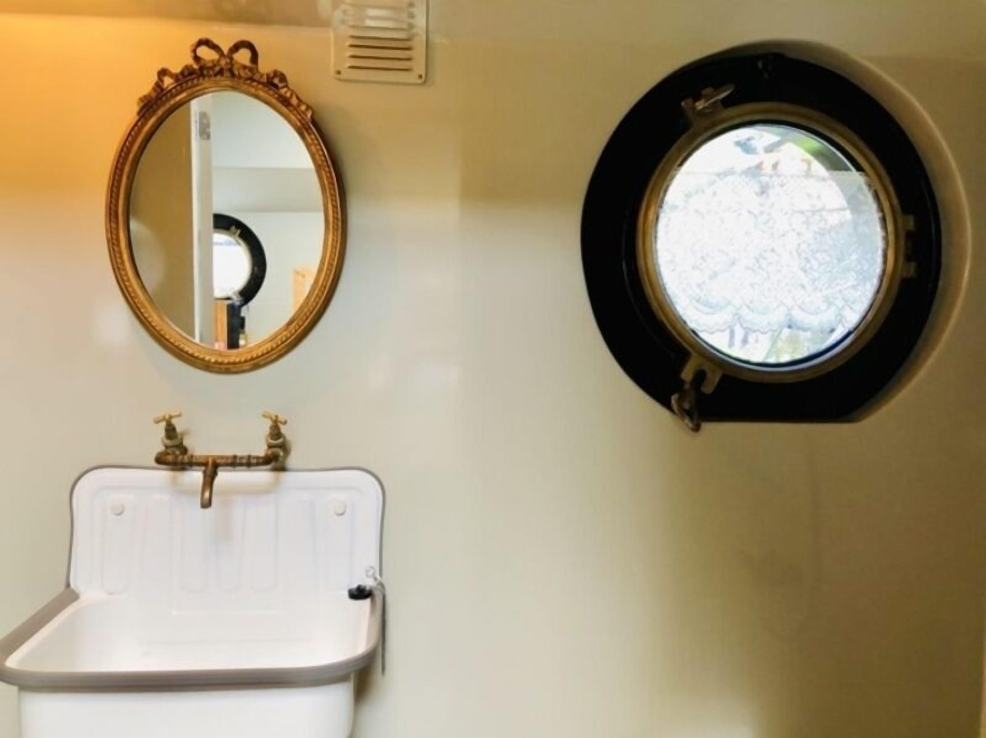 City appartement | Badkamer | Een douche, een haardroger, handdoeken, zeep