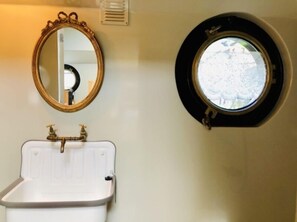 都會公寓 | 浴室 | 淋浴設備、吹風機、毛巾、肥皂