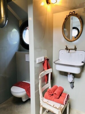 City Apartment | Bathroom | Shower, hair dryer, towels, soap - Houseboat Tante Piet (Amsterdam)