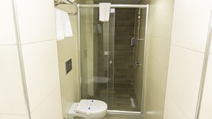 雙人或雙床房 | 浴室 | 淋浴設備、風筒、提供毛巾、番梘
