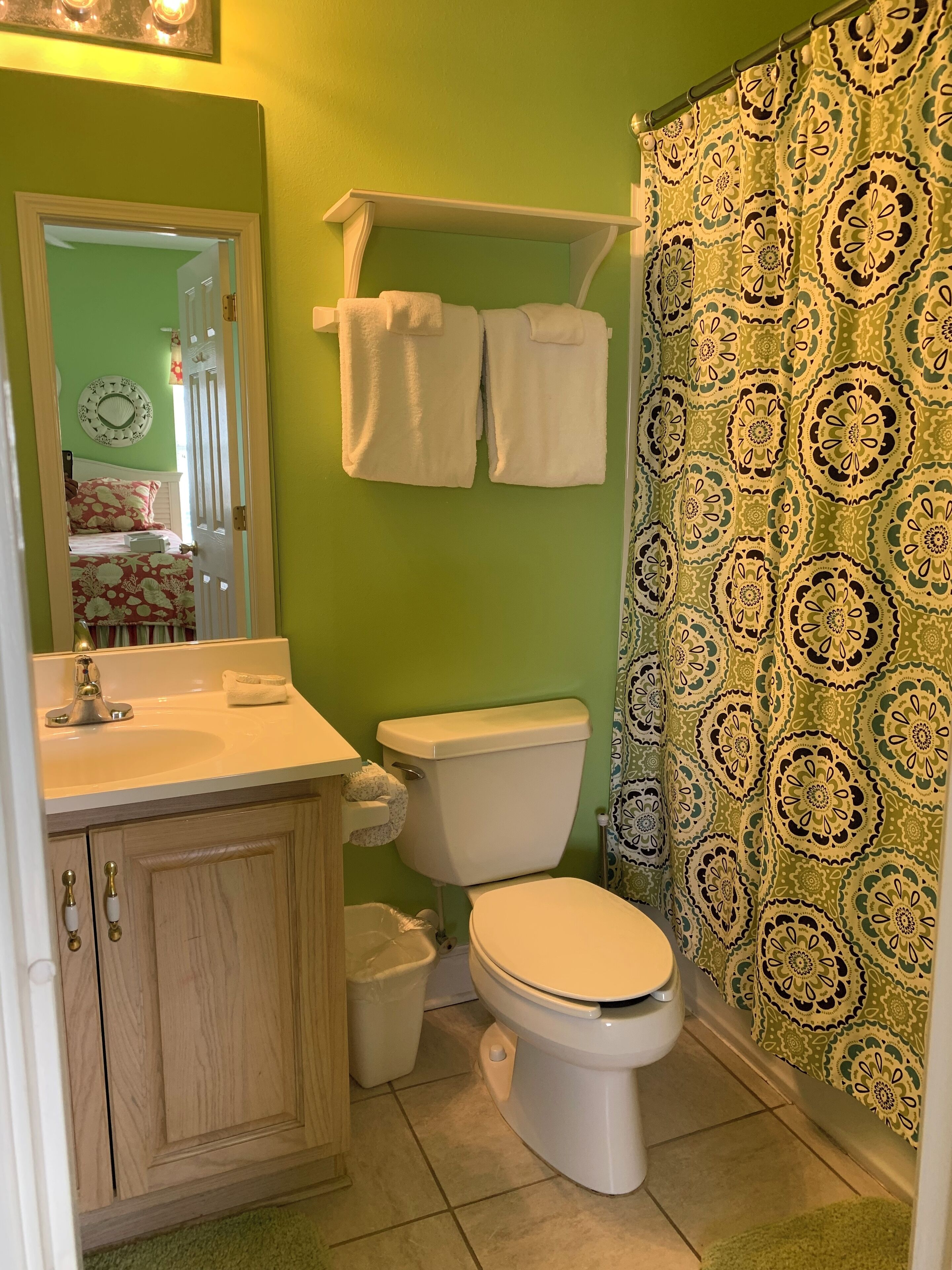 Een badkamer met toilet, wastafel en douchegordijn.