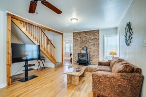 Smart TV, fireplace, DVD player