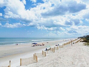 Beach nearby - Creekfront Condo, Screened Porch, 2 King Beds, Elevator, Beach/Pools Steps Away (Pawleys Island)