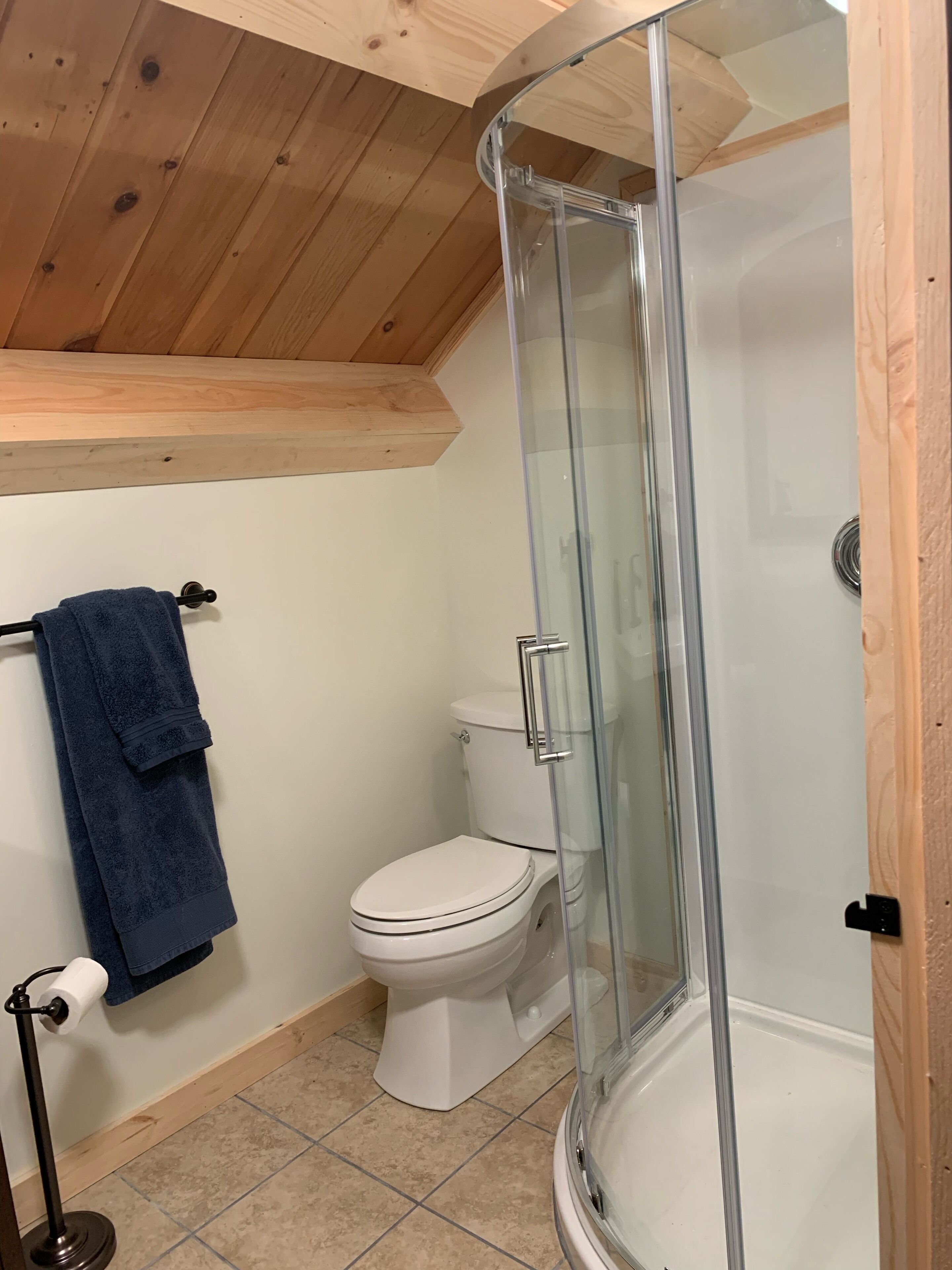 Douche, sèche-cheveux, serviettes fournies, savon