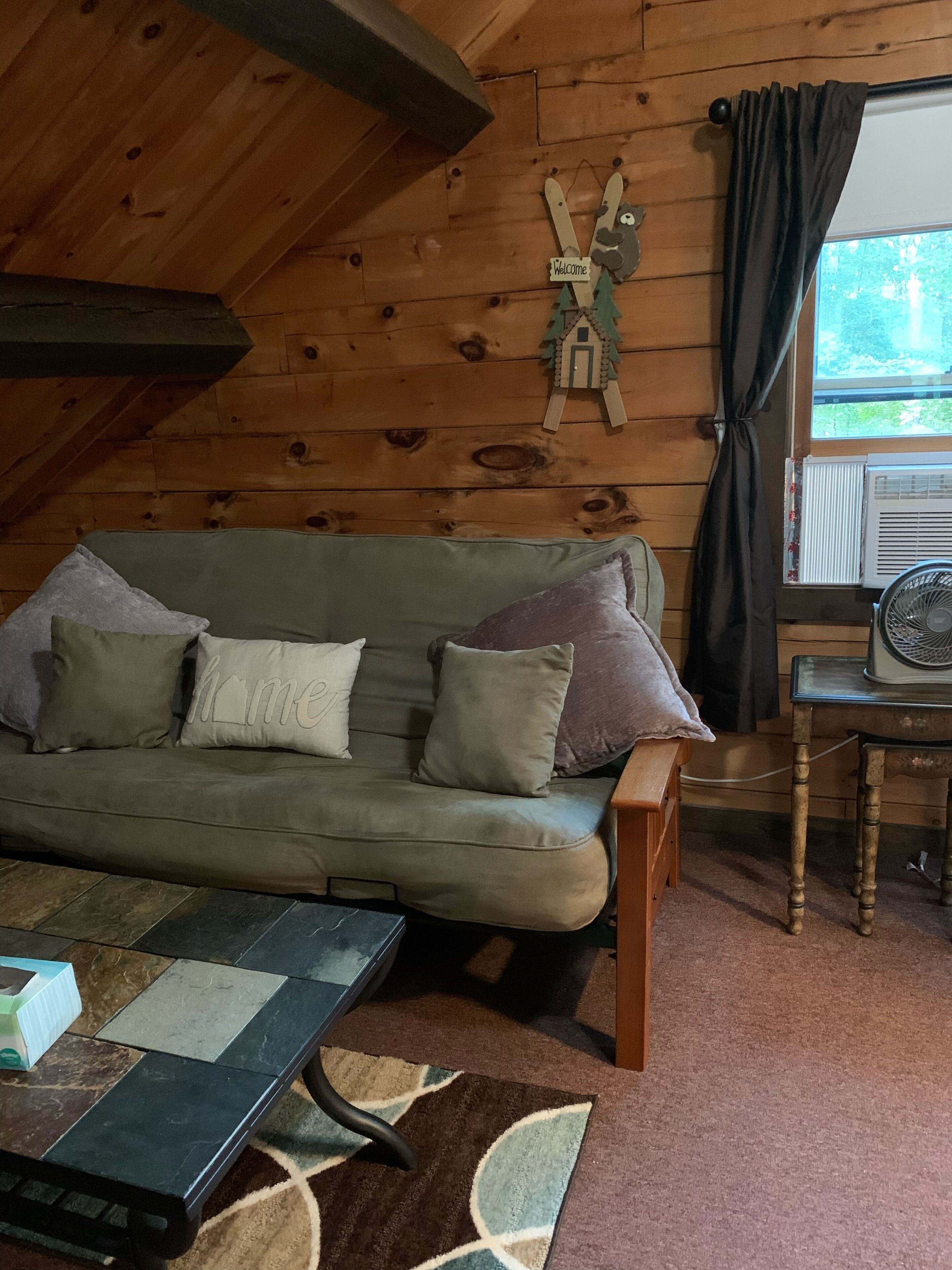 テレビ、暖炉、DVD プレーヤー