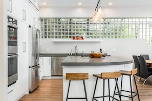 Private kitchen - Padaro Beach Contemporary (Carpinteria)