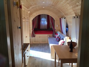 مكواة/لوح كي وس�رير سفر وواي فاي مجانًا وملاءات أسرّة