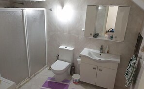 Casa, 2 dormitoris | Bany | Dutxa, assecador de cabells, sabatilles i tovalloles 