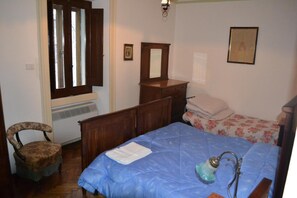 Free cots/infant beds, free WiFi, bed sheets