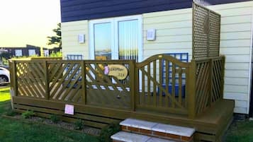 Comfort chalet, 2 slaapkamers, toegang tot zwembad, gedeeltelijk uitzicht op zee | Terrein van de accommodatie