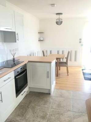 Comfort Chalet, 2 Bedrooms, Pool Access, Partial Sea View | Private kitchen | Fridge, microwave, oven, stovetop - Seaspray 22a chalet (Chichester)