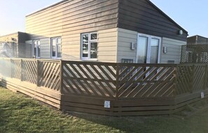 Alpehytte – comfort, 2 soverom, adgang til basseng, delvis sjøutsikt | Terrasse/patio