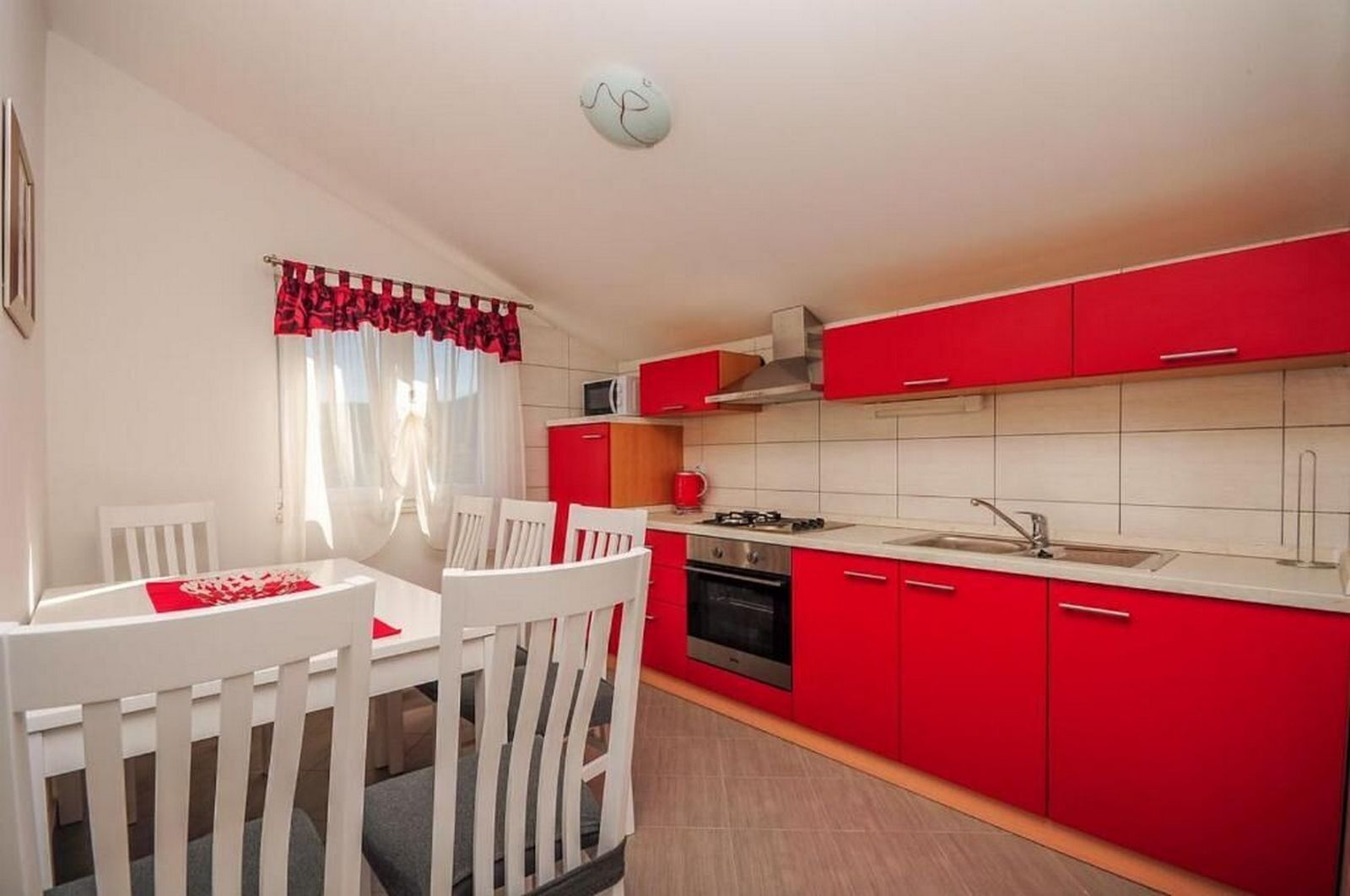 Maison | Cuisine privée | Réfrigérateur, micro-ondes, four, plaque de cuisson