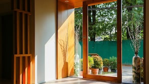 Een modern interieur met een glazen deur die leidt naar een tuin.