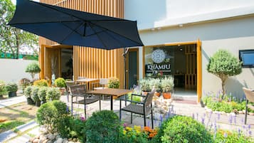 Breakfast, lunch, dinner served; local and international cuisine