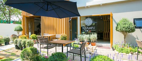 Breakfast, lunch, dinner served; local and international cuisine