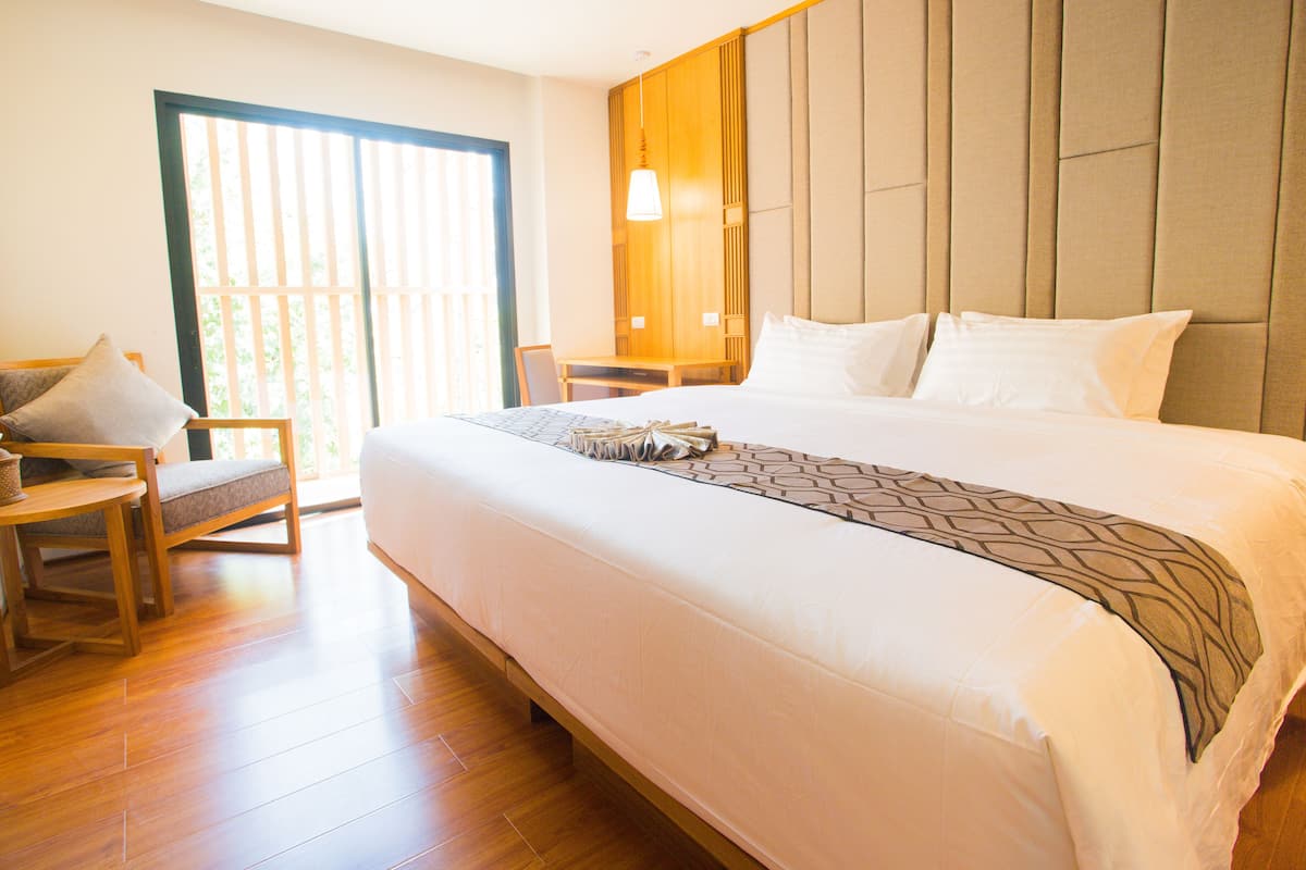 Deluxe Double Room | Minibar, in-room safe, desk, blackout drapes