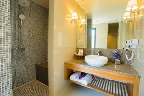 Deluxe-Doppelzimmer | Badezimmer | Dusche, Regendusche, kostenlose Toilettenartikel, Haartrockner